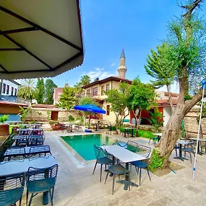 Old Town Famous Aparts Апартаменты